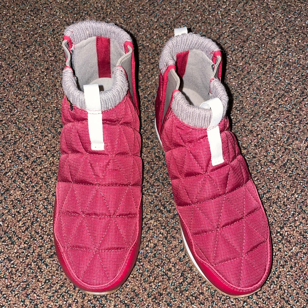 Teva ReEmber Mid Skip-Ons. Size 7. Color: red